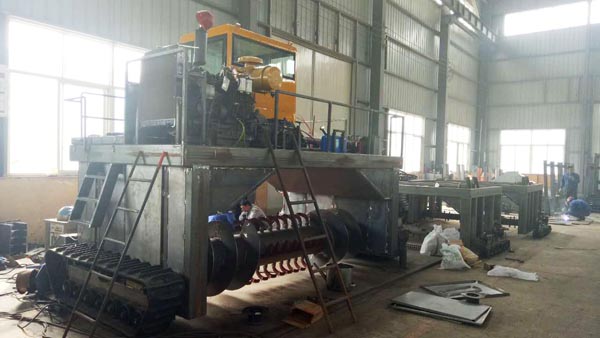 豬糞發(fā)酵有機(jī)肥過程中為什么要使用翻堆機(jī)設(shè)備？